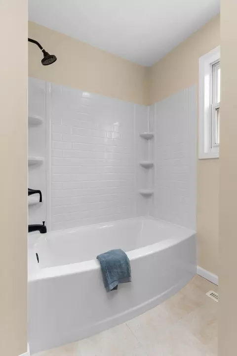 Bath - 720 Banning St, Marshfield, MO 65706 photo 3 of 6