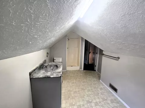 Bath - 817 S Newton Ave, Springfield, MO 65806 photo 3 of 4