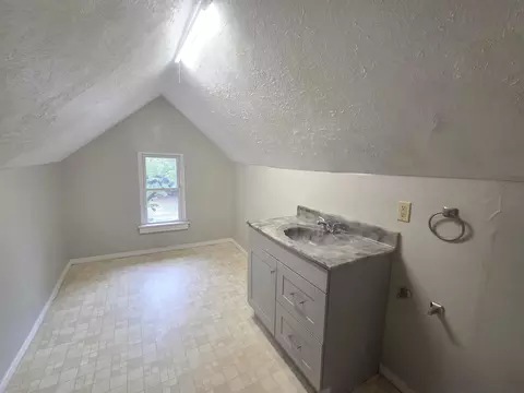 Bath - 817 S Newton Ave, Springfield, MO 65806 photo 4 of 4