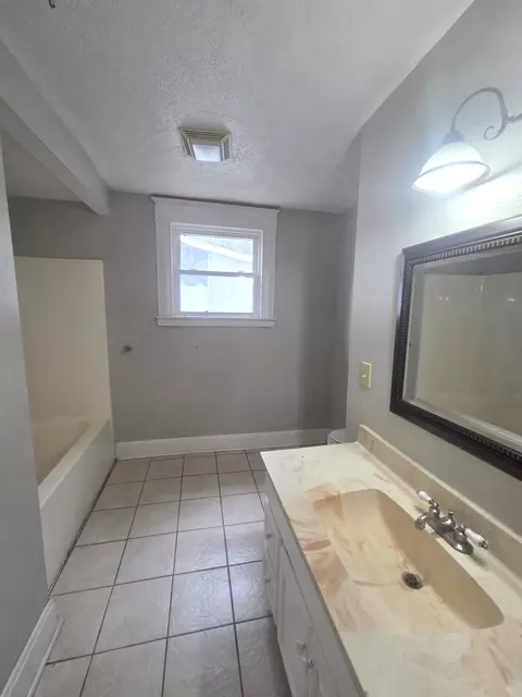 Bath - 817 S Newton Ave, Springfield, MO 65806 photo 2 of 4