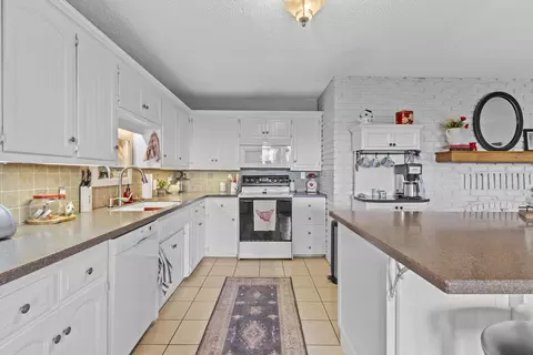 Kitchen - 488 Oak Ridge Rd, Sparta, MO 65753 photo 3 of 6