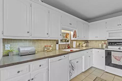 Kitchen - 488 Oak Ridge Rd, Sparta, MO 65753 photo 4 of 6