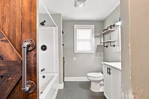 Bath - 512 9th St, Monett, MO 65708 photo 2 of 3