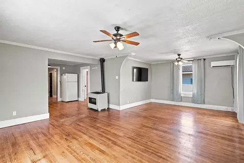 Living - 512 9th St, Monett, MO 65708 photo 2 of 2