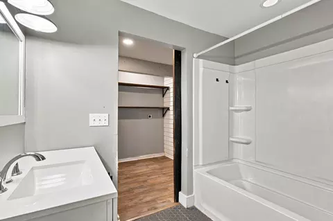 Bath - 512 9th St, Monett, MO 65708 photo 1 of 3