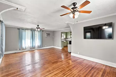 Living - 512 9th St, Monett, MO 65708 photo 1 of 2