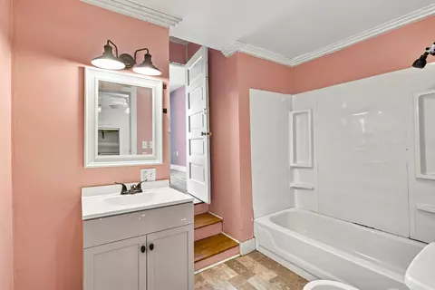 Bath - 512 9th St, Monett, MO 65708 photo 3 of 3