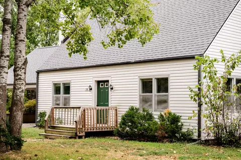 518 W College St, Aurora, MO 65605
