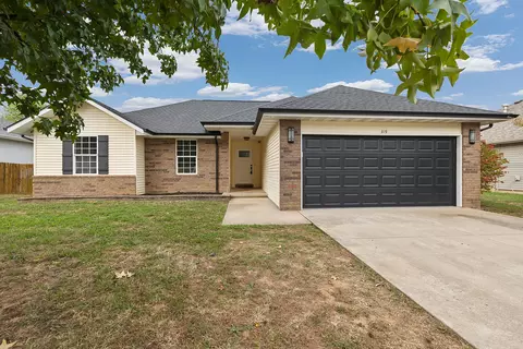 319 W Cherokee, Clever, MO 65631