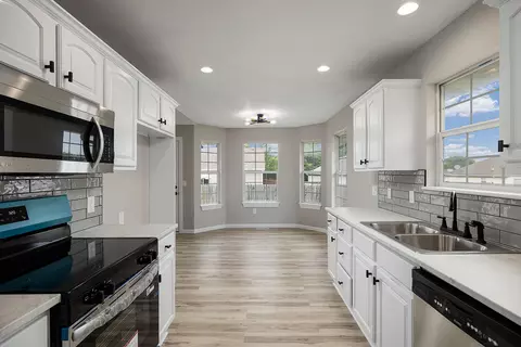 Entry Way - 319 W Cherokee, Clever, MO 65631 photo 1 of 4