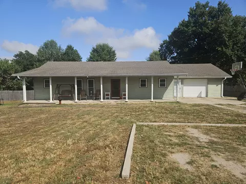 999 E Sunshine Dr, Mountain Grove, MO 65711
