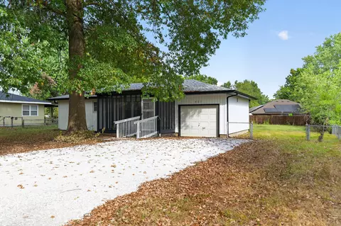 821 W San Martin St, Bolivar, MO 65613