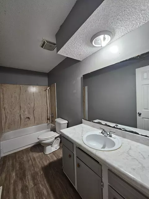 Bath - 1406 W Calhoun St #A-B, Springfield, MO 65802 photo 1 of 2