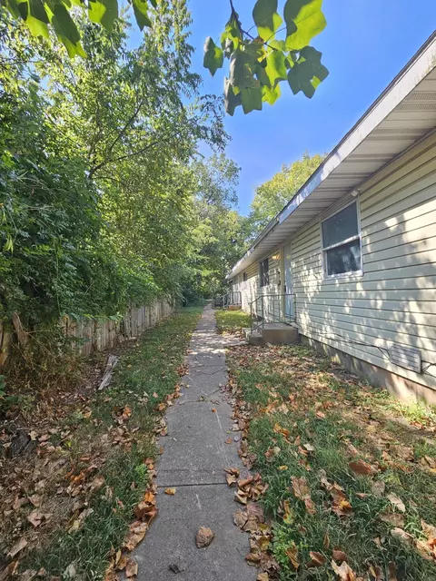 Exterior - 1406 W Calhoun St #A-B, Springfield, MO 65802 photo 2 of 3