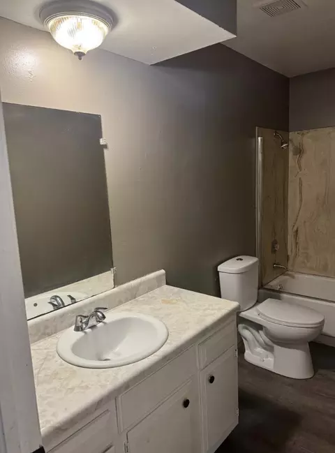 Bath - 1406 W Calhoun St #A-B, Springfield, MO 65802 photo 2 of 2