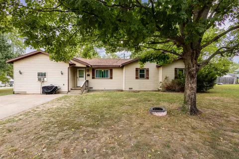 137 W Cline St, Aurora, MO 65605