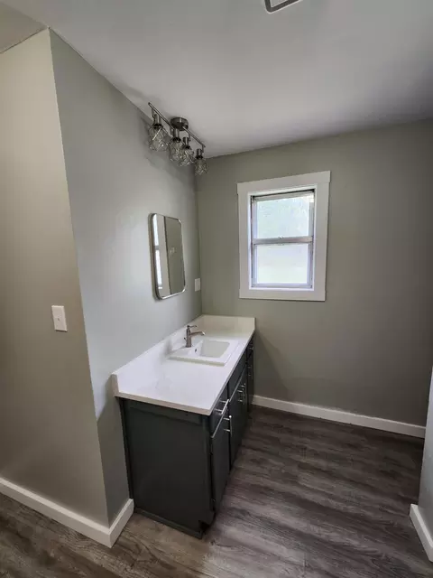 Bath - 824 S Vine St, Marshfield, MO 65706 photo 2 of 3