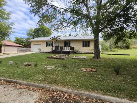 824 S Vine St, Marshfield, MO 65706