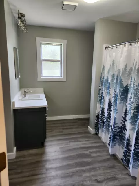 Bath - 824 S Vine St, Marshfield, MO 65706 photo 1 of 3