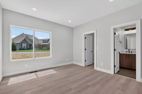 Bedroom - 346 Sunset Dr, Saddlebrooke, MO 65630 photo 2 of 5