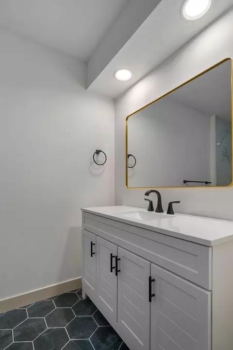 Bath - 915 Breann Ct, Nixa, MO 65714 photo 2 of 3