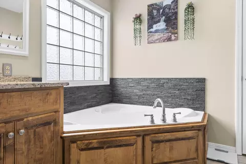 Bath - 1712 N Gregory Dr, Nixa, MO 65714 photo 3 of 4