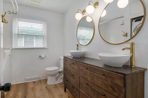 Bath - 2141 S Oak Grove Ave, Springfield, MO 65804 photo 3 of 4