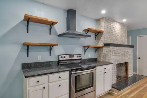 Kitchen - 2141 S Oak Grove Ave, Springfield, MO 65804 photo 3 of 4