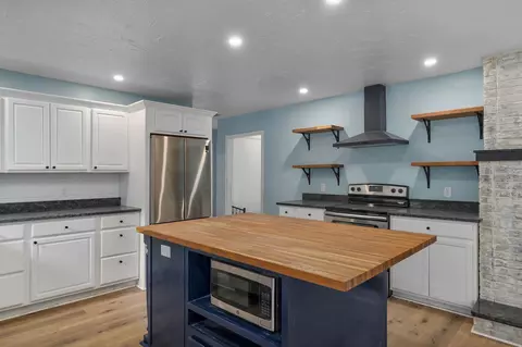 Kitchen - 2141 S Oak Grove Ave, Springfield, MO 65804 photo 2 of 4