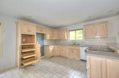 Kitchen - 2525 N Meadowlake Dr, Springfield, MO 65802 photo 2 of 2