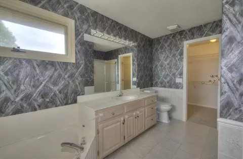 Bath - 2525 N Meadowlake Dr, Springfield, MO 65802 photo 1 of 1