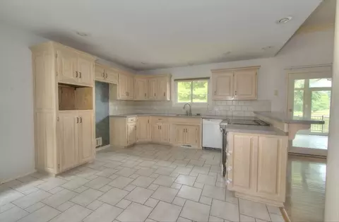 Kitchen - 2525 N Meadowlake Dr, Springfield, MO 65802 photo 1 of 2