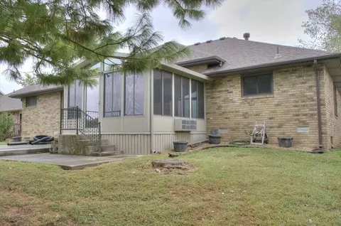 Exterior - 2525 N Meadowlake Dr, Springfield, MO 65802 photo 3 of 3