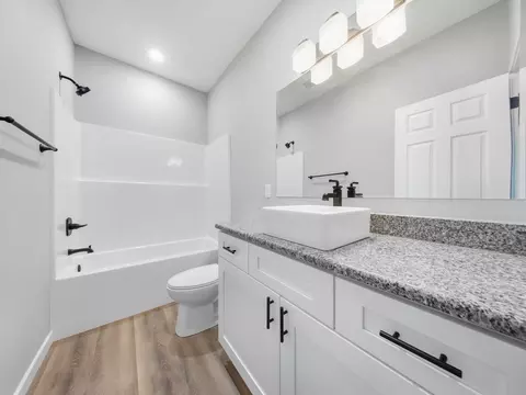 Bath - 5175 W Crestmere Dr, Springfield, MO 65802 photo 3 of 3