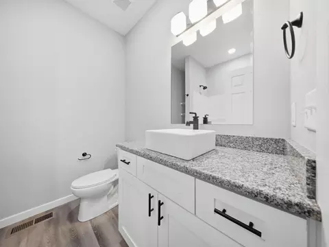 Bath - 5175 W Crestmere Dr, Springfield, MO 65802 photo 2 of 3