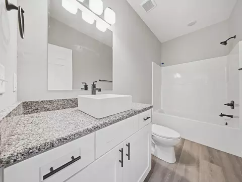 Bath - 5250 W Crestmere Dr, Springfield, MO 65802 photo 1 of 2