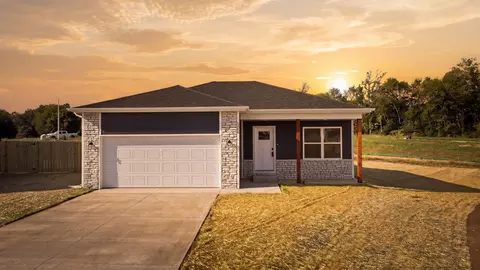 Exterior - 5250 W Crestmere Dr, Springfield, MO 65802 photo 5 of 5