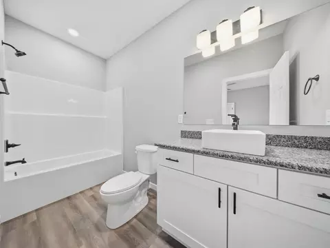 Bath - 5250 W Crestmere Dr, Springfield, MO 65802 photo 2 of 2