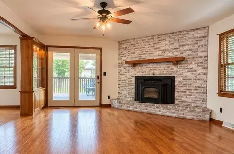 Living - 4142 S Broadway Ave, Springfield, MO 65807 photo 2 of 6