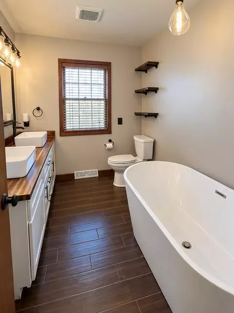 Bath - 4142 S Broadway Ave, Springfield, MO 65807 photo 2 of 4