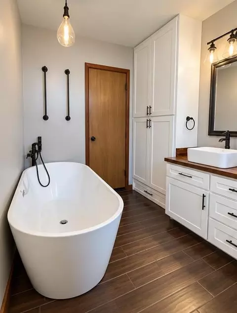 Bath - 4142 S Broadway Ave, Springfield, MO 65807 photo 1 of 4