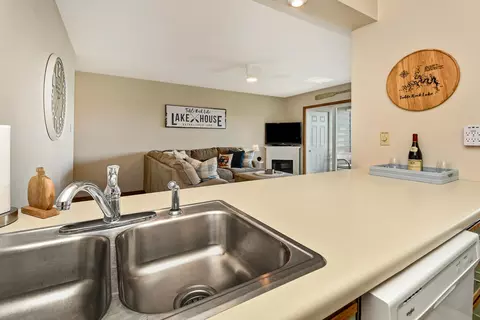 Kitchen - 5 Treehouse Ln # 3, Branson, MO 65616 photo 5 of 6