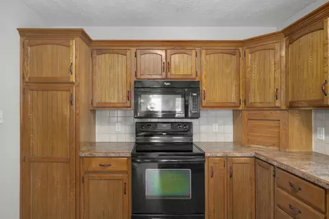 Kitchen - 3484 S Meadowlark Ave, Springfield, MO 65807 photo 3 of 4