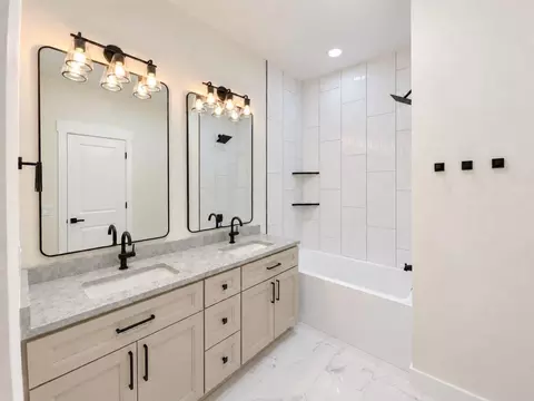 Bath - 816 W Myra Dr, Nixa, MO 65714 photo 1 of 4