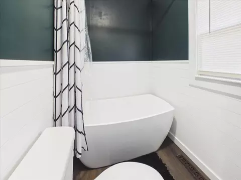 Bath - 1115 S Locust St, Buffalo, MO 65622 photo 2 of 5