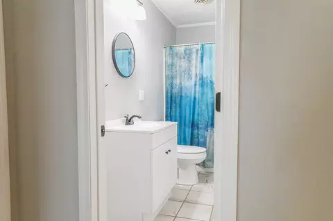Bath - 1872 N Broadway Ave, Springfield, MO 65803 photo 1 of 3
