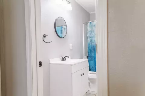 Bath - 1872 N Broadway Ave, Springfield, MO 65803 photo 2 of 3