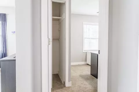 Entry Way - 1872 N Broadway Ave, Springfield, MO 65803 photo 3 of 6