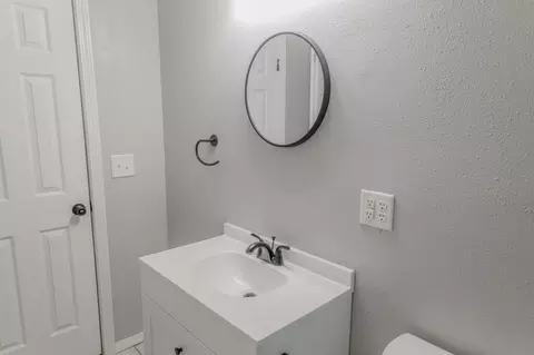 Bath - 1872 N Broadway Ave, Springfield, MO 65803 photo 3 of 3