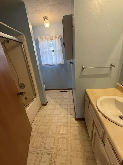 Bath - 1001 N 13th Ave, Ozark, MO 65721 photo 1 of 1